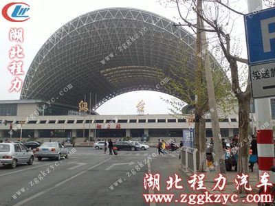 漫漫送車旅 湖北程力東風(fēng)小霸王5T灑水車馳援山東煙臺冷藏車隊(duì)